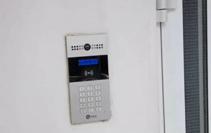 Ростелеком самоустранился от обслуживания дверей в третьем подъезде на Трудовой