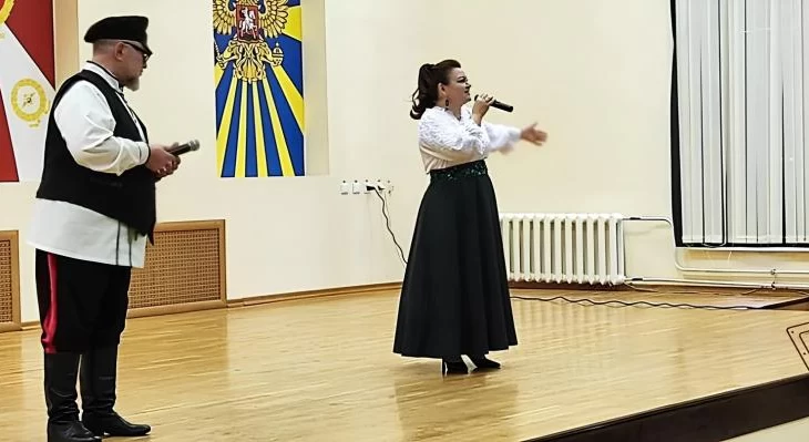 Концерт агитбригады "Звёздный десант" в Чкаловске собрал военнослужащих и ветеранов авиаполка Росгва