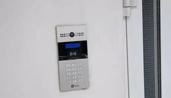 Ростелеком самоустранился от обслуживания дверей в третьем подъезде на Трудовой