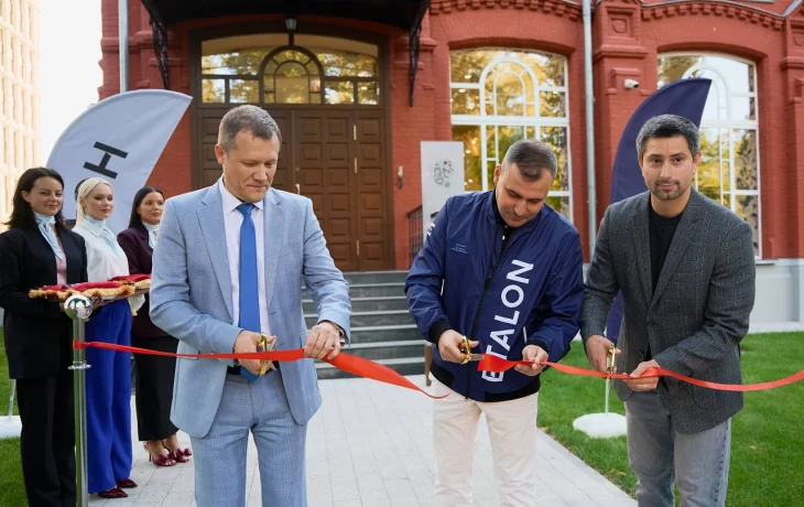 Группа "Эталон" представила флагманский магазин "Гжель" и кленовой аллеи в своем московском квартале Группа "Эталон" представила флагманский магазин "Гжель" и кленовой аллеи в своем московском квартале